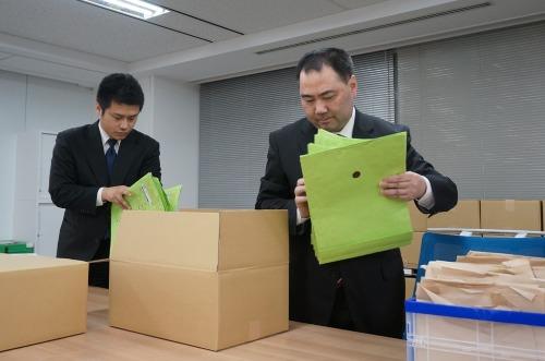 書類の発送準備の様子