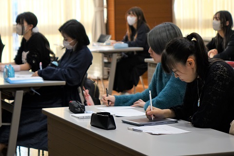 授業を受ける生徒